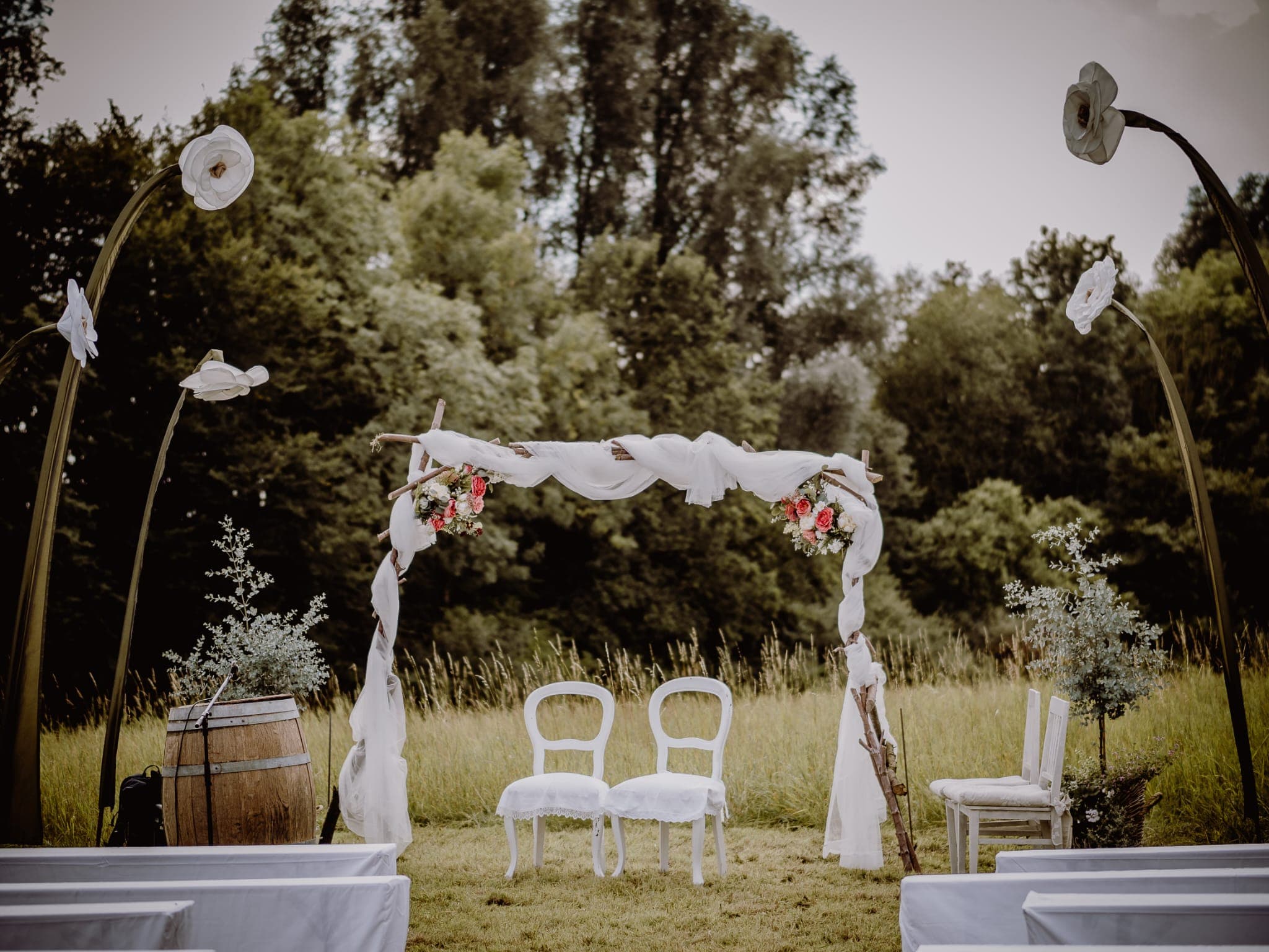 Blumenfahne im Garten aufgestellt